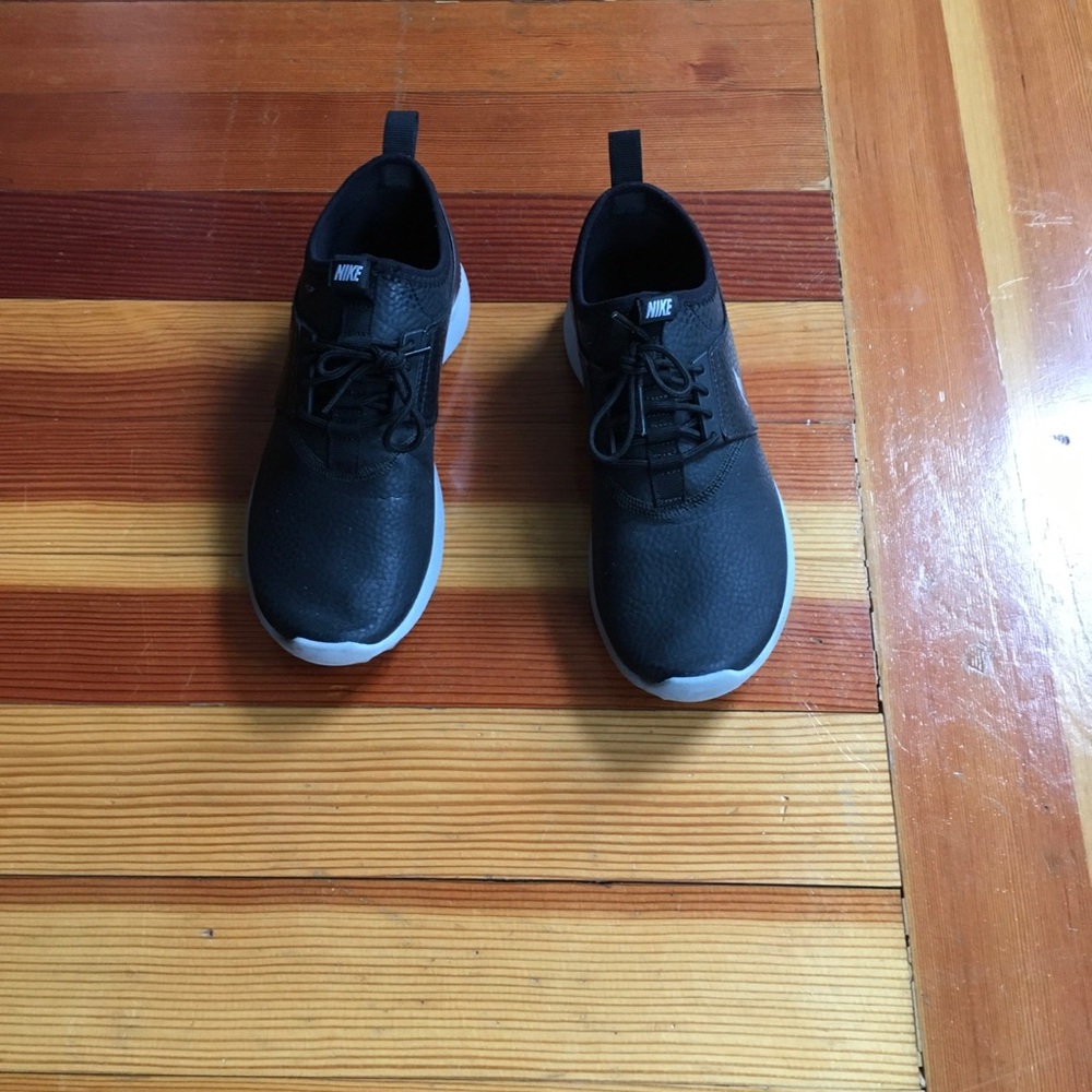 Women’s Nike slip on sneakers (size 7.5)